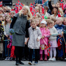 Crown Princess Mette-Marit and Princess Ingrid Alexandra in Fosnavåg. (Photo: Stian Lysberg Solum / NTB scanpix)